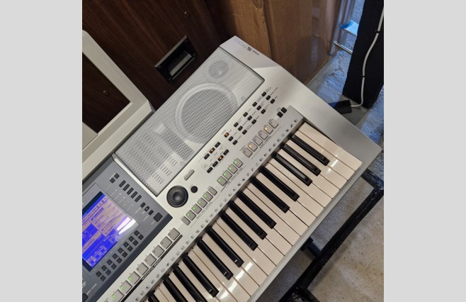 Yamaha PSR-S700 Keyboard, Used (SN:GBRCNN01047) - Image 8